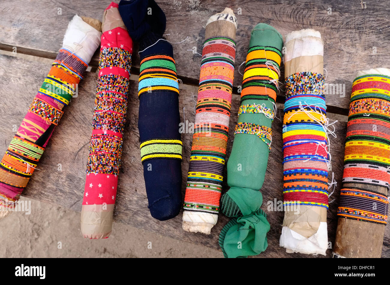 Auswahl an traditionellen wulstige Bein Ornament, die von den meisten Frauen getragen in der "Comarca" (Region) der Guna Yala Eingeborenen als Kuna im Archipel von San Blas Blas Inseln im Nordosten von Panama mit Blick auf das Karibische Meer bekannt. Stockfoto