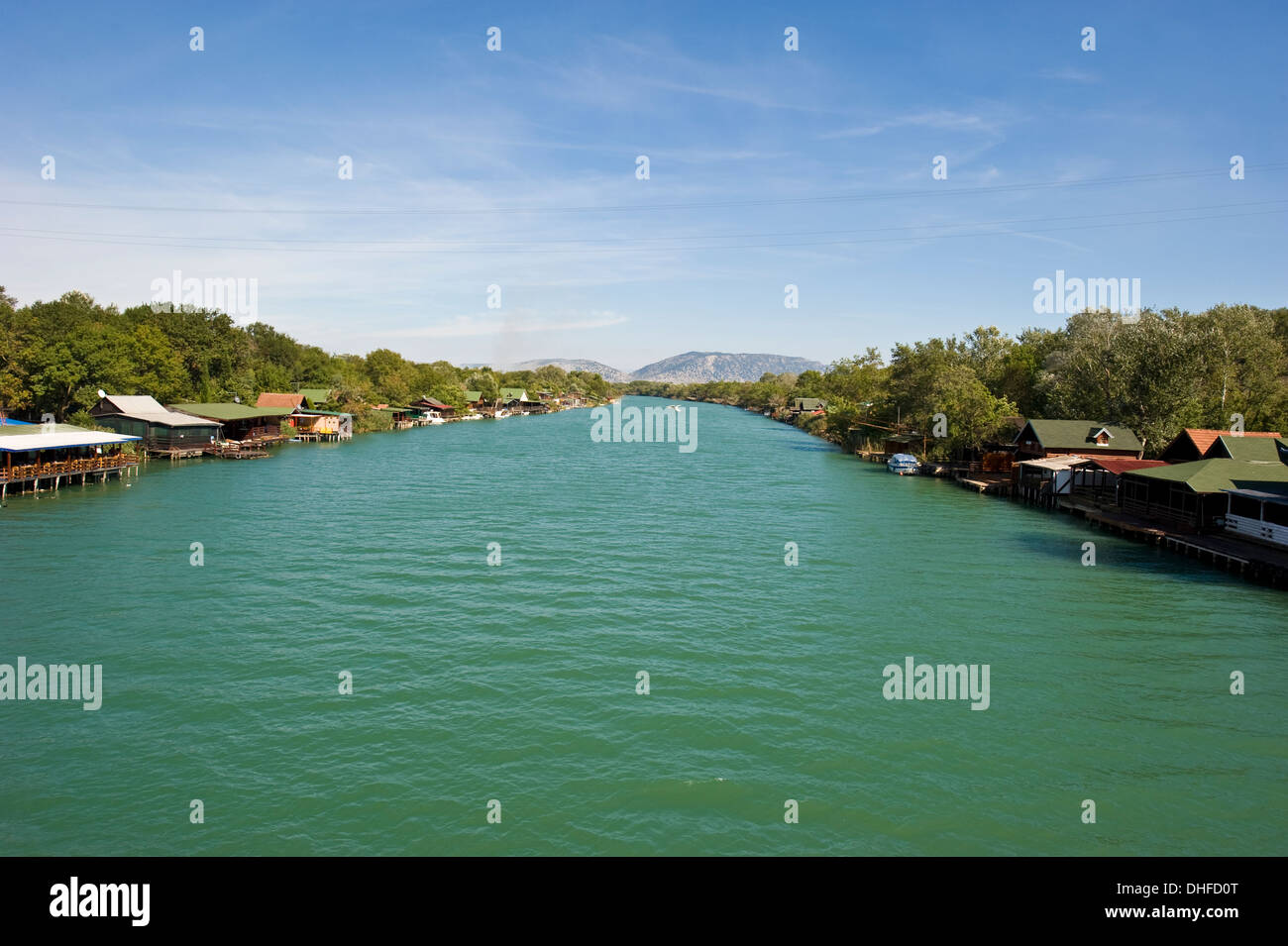 Wasserstraße zwischen dem Festland und der Insel Ada Bojana im südlichen Crna Gora. Stockfoto