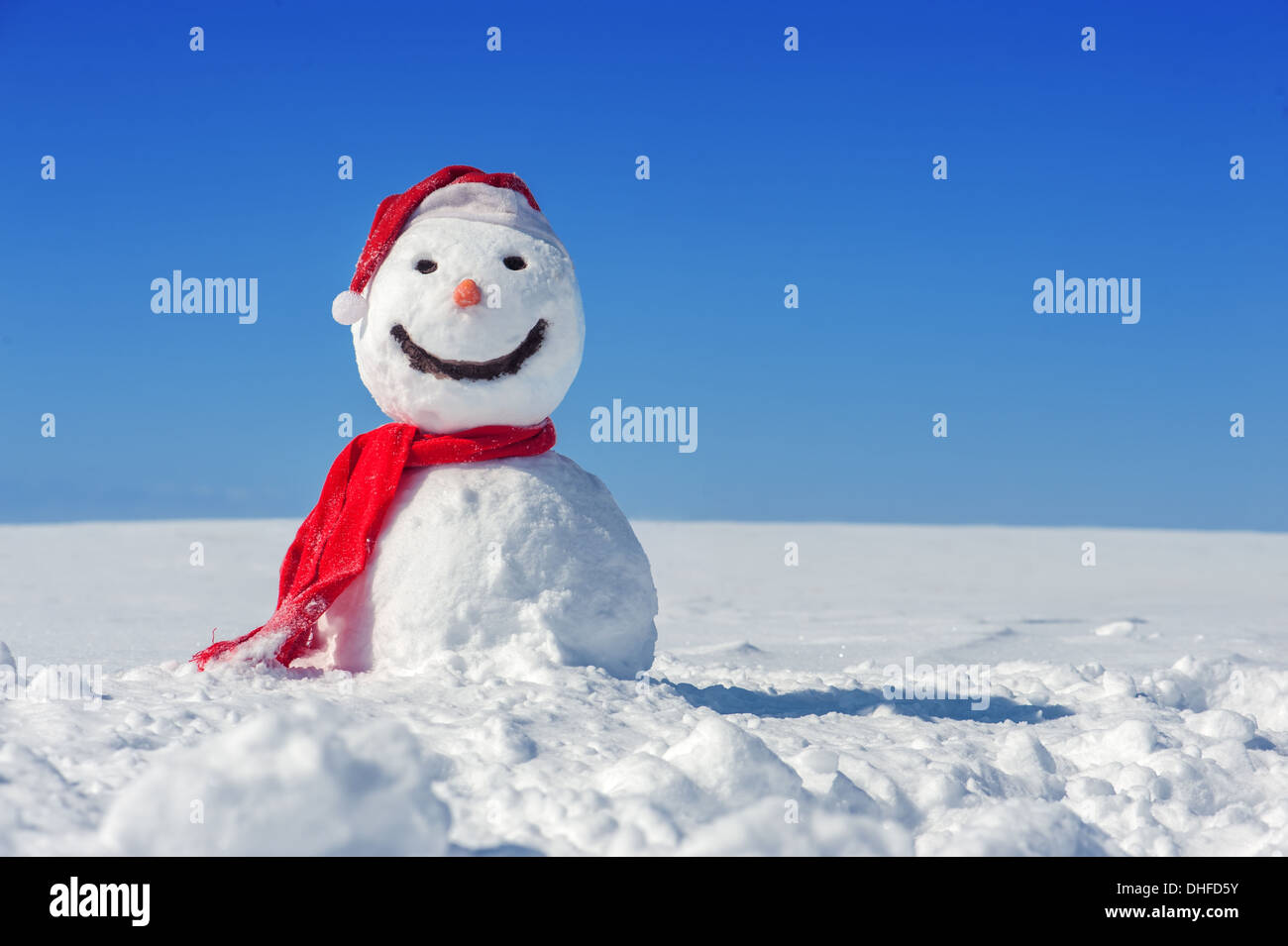 Schneemann auf blauen Himmelshintergrund Stockfoto