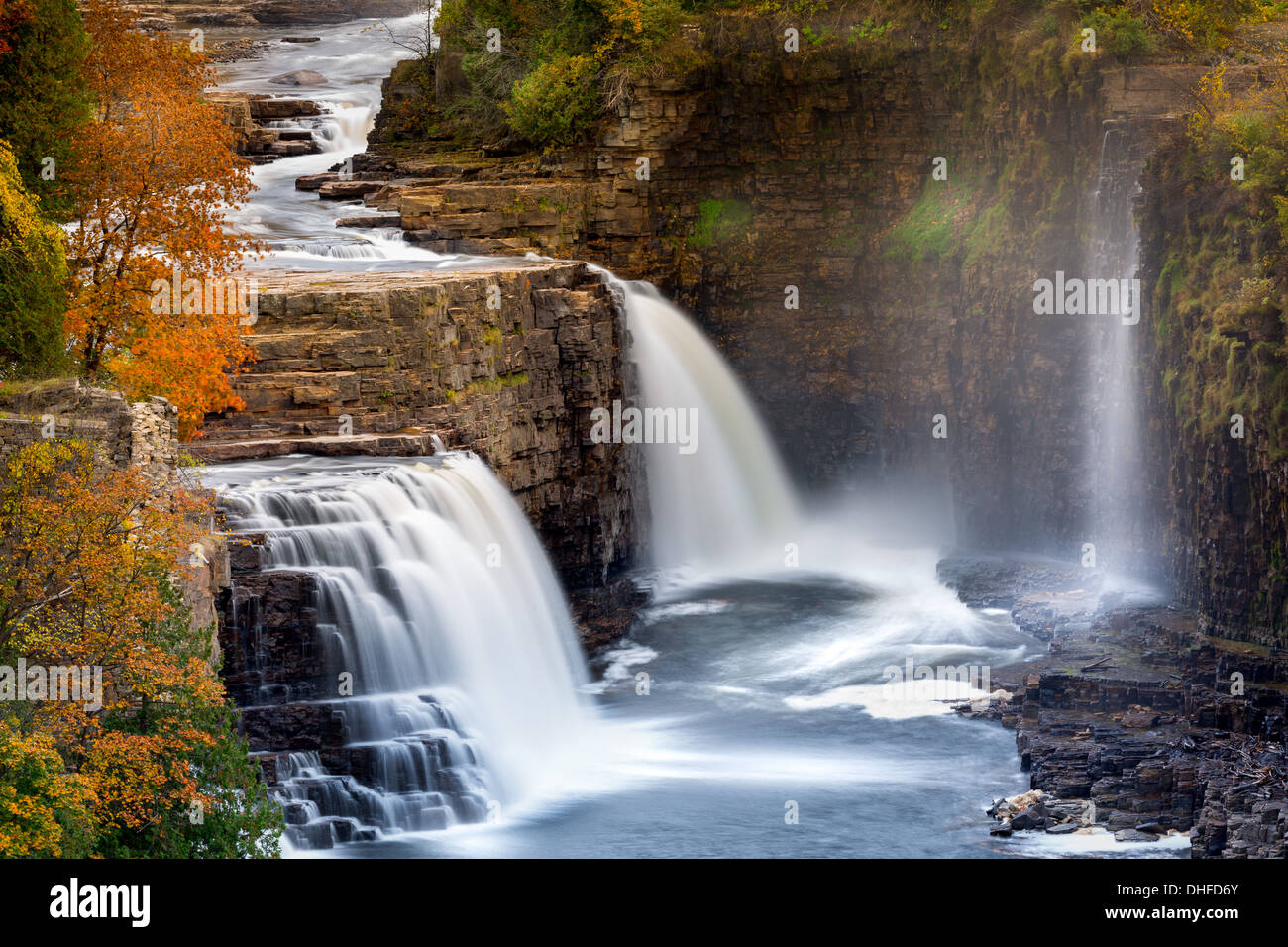 Ausable Chasm Wasserfall auf dem Höhepunkt der Farben des Herbstes-Laub Stockfoto