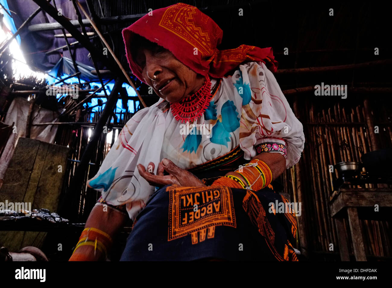 Eine Frau aus dem Guna Menschen tragen traditionelle Kleidung in Carti Sugtupu Island Village durch Guna Eingeborenen als Kuna in der "Comarca" (Region) der Guna Yala im Archipel von San Blas Blas Inseln im Nordosten von Panama mit Blick auf das Karibische Meer bekannt gegeben. Stockfoto
