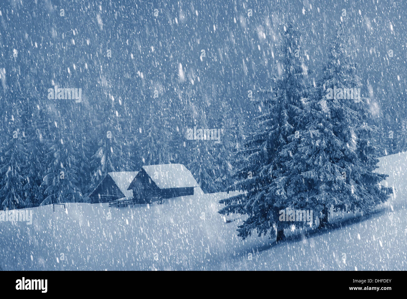 Holzhaus im Winterwald Stockfoto