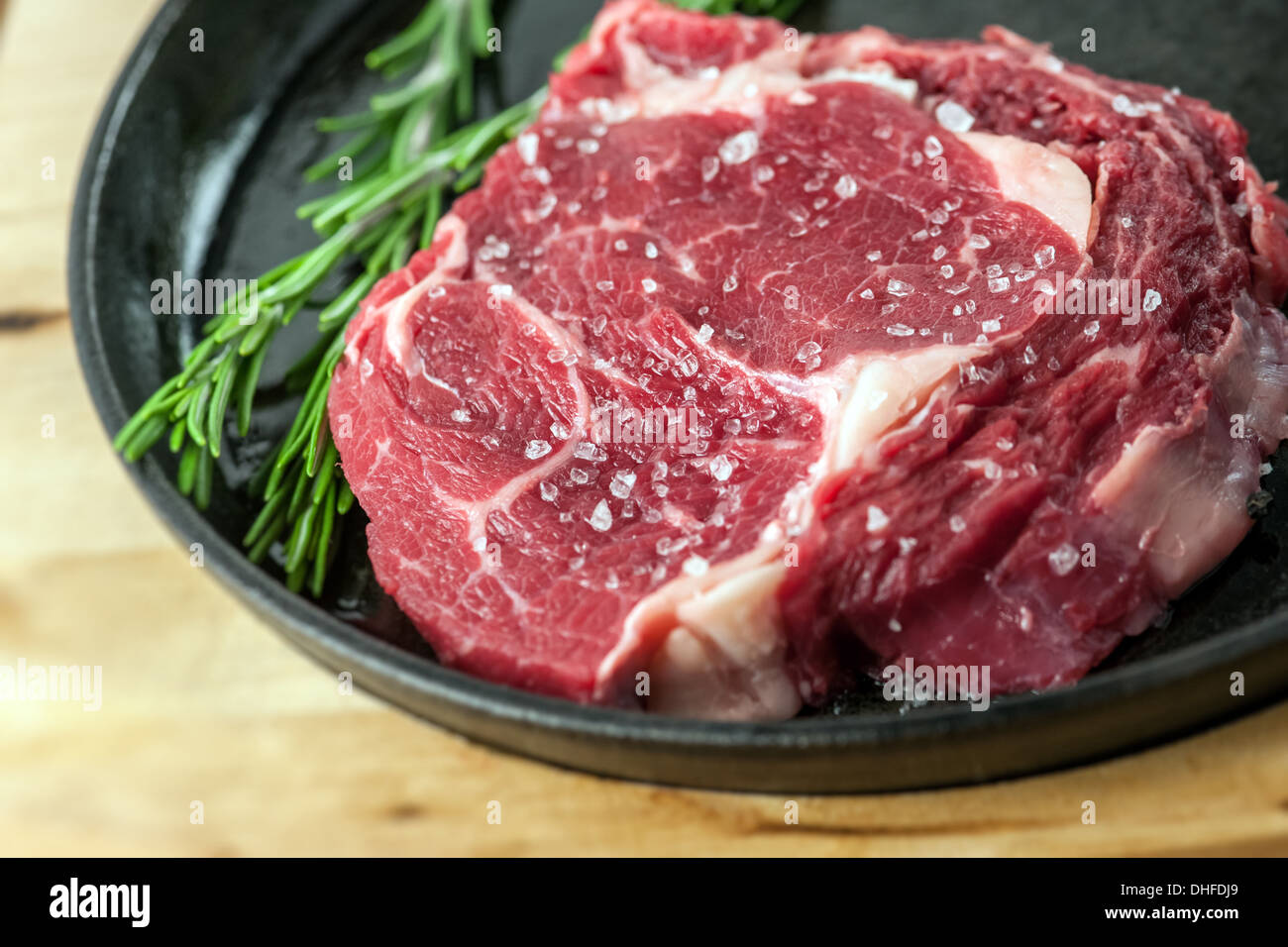 Stück Rindfleisch in Pfanne Stockfoto