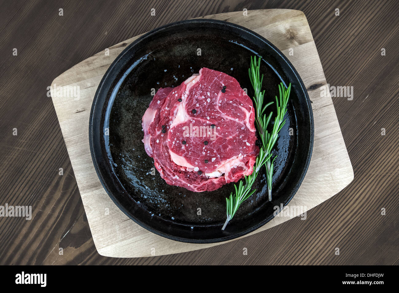 Stück Rindfleisch in Pfanne Stockfoto