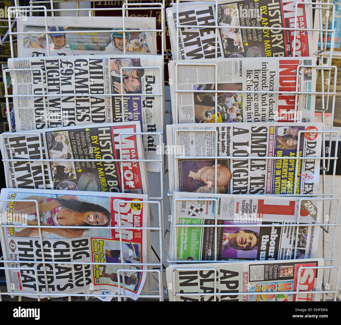 Britische Tageszeitungen auf Rack außerhalb Zeitschriftenhandel, St Mary Hill, Stamford, Lincolnshire, England, Vereinigtes Königreich Stockfoto