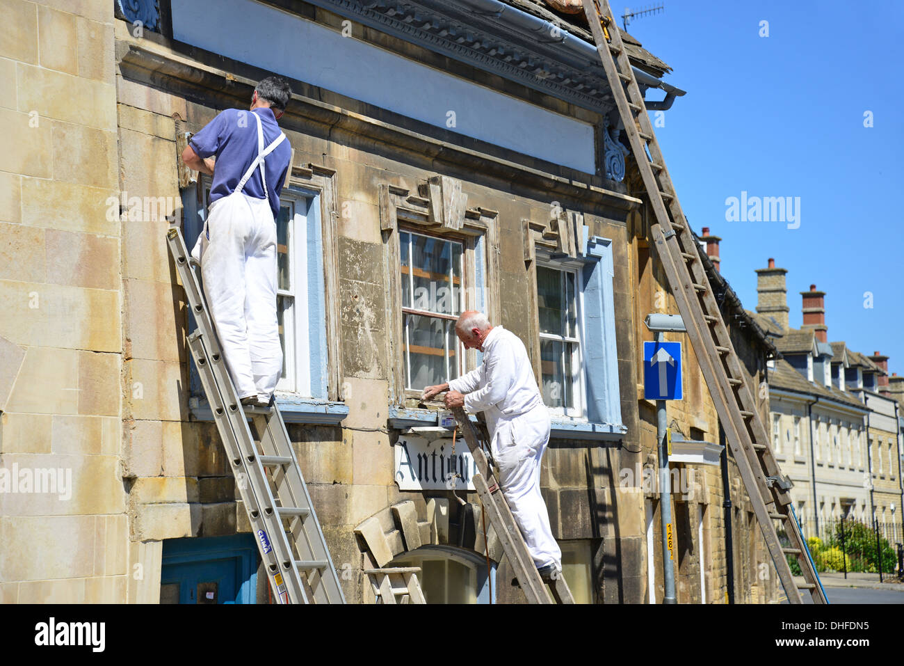 Maler arbeiten auf Leitern, St.-Georgs-Platz, Stamford, Lincolnshire, England, Vereinigtes Königreich Stockfoto