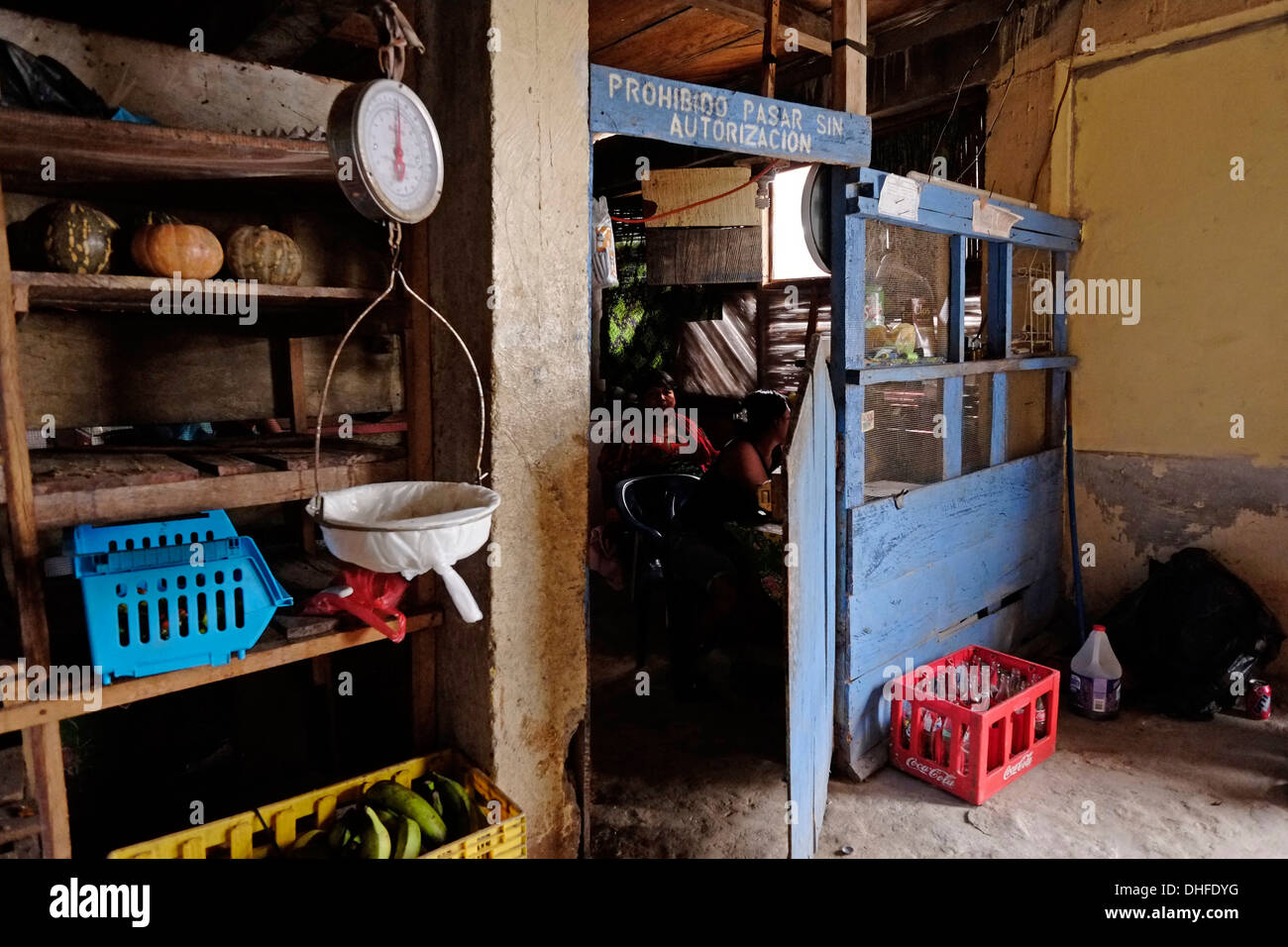 Ein Lebensmittelgeschäft in Carti Sugtupu Island Village durch Guna Eingeborenen als Kuna in der "Comarca" (Region) der Guna Yala im Archipel von San Blas Blas Inseln im Nordosten von Panama mit Blick auf das Karibische Meer bekannt gegeben. Stockfoto