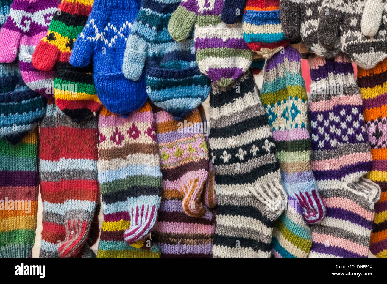 Nepal, Bhaktapur, gestrickte wollene Handschuhe und Socken Stockfotografie  - Alamy