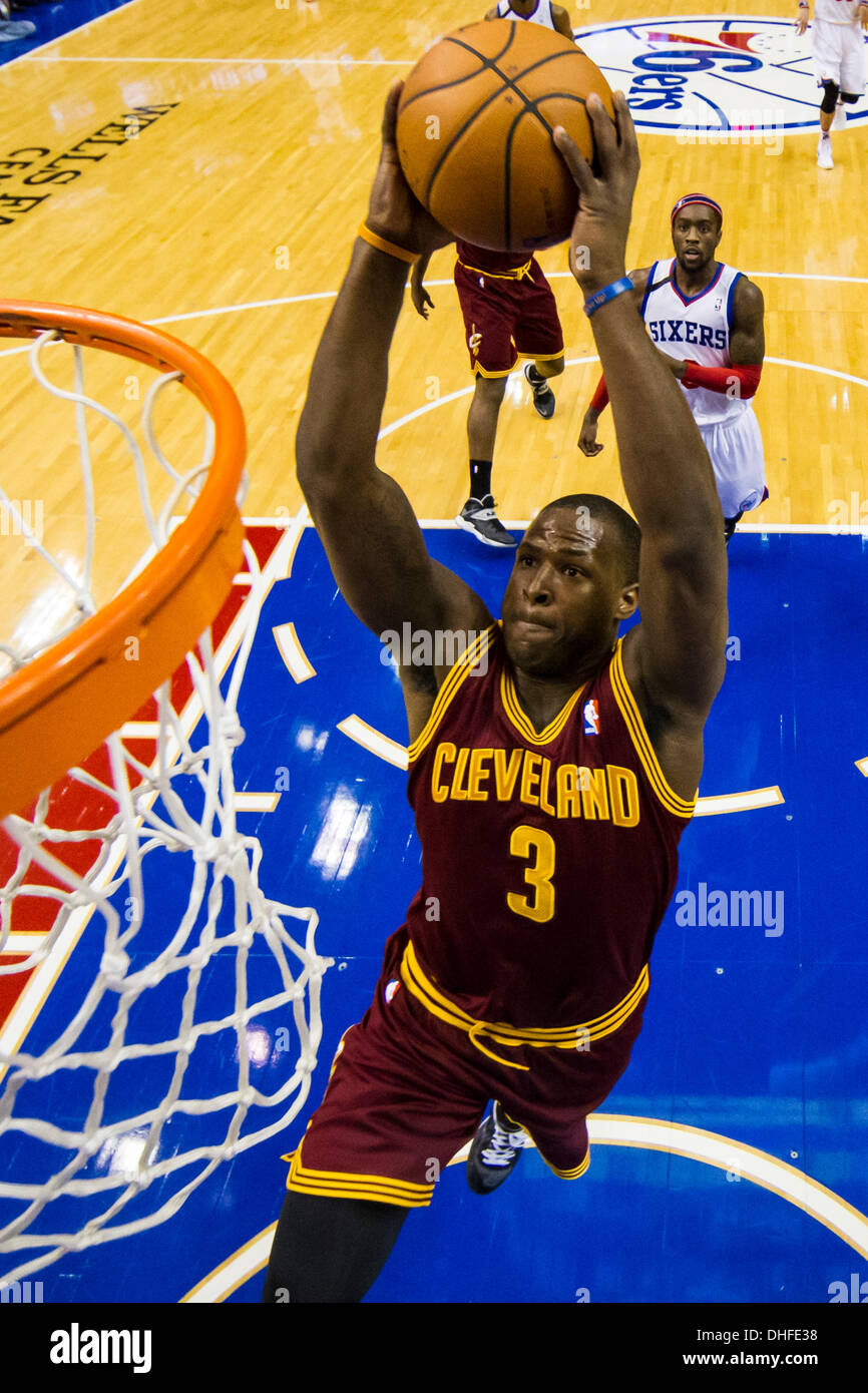 Philadelphia, Pennsylvania, USA. 8. November 2013. Cleveland Cavaliers shooting Guard steigt Dion Kellner (3) für die Dunk während der NBA-Spiel zwischen den Cleveland Cavaliers und die Philadelphia 76ers im Wells Fargo Center in Philadelphia, Pennsylvania. Die 76ers gewinnen 94-79. Christopher Szagola/Cal Sport Media/Alamy Live-Nachrichten Stockfoto