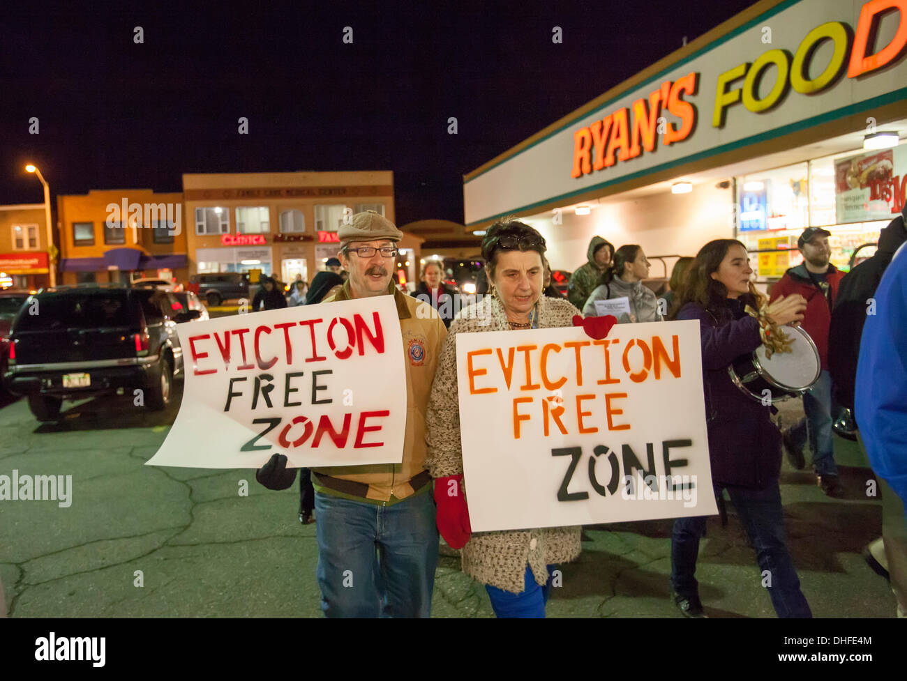 Detroit, Michigan - Nachbarn Marsch durch Südwesten Detroit, den Versuch, die Hernandez-Familie durch die Bundesregierung Fannie Mae Hypothekenbank vertreiben zu protestieren. Die Familie fiel hinter seinen Zahlungsverpflichtungen nach Ludim Hernandez aus seinem Bau Job entlassen wurde. © Jim West/Alamy Live-Nachrichten Stockfoto