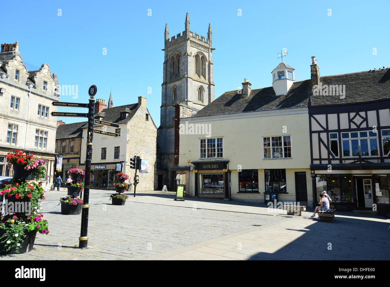 Red Lion Square zeigt Str. Marys Kirche, Stamford, Lincolnshire, England, Vereinigtes Königreich Stockfoto