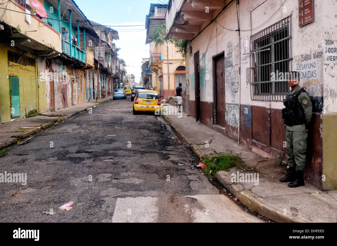 Polizist steht Wache in einer Nachbarschaft, die unter hohem Verbrechensvolumen in der Nähe der Altstadt Casco Antiguo in Panama-Stadt Panama leidet Stockfoto