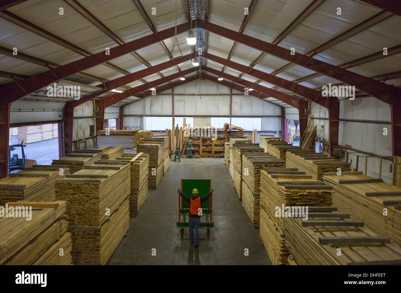 REIHEN VON HOLZ PALETTEN LAGER WINDRIVER WOODWORKS HOLZPLATZ JEFFERSON COUNTY PENNSYLVANIA USA Stockfoto