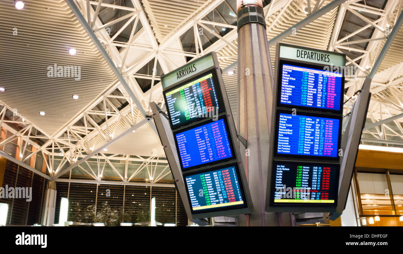 Innenseite lokalen Flughafen Informationszentrum Ankünfte Abflüge große beleuchtete informierende Zeichen Stockfoto