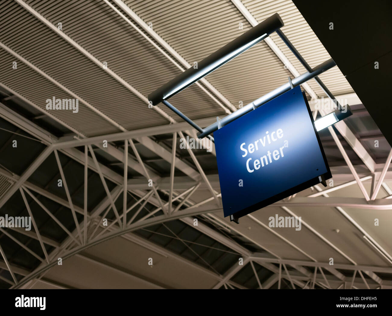Blaue Beschilderung markiert das Customer Service Center in einem öffentlichen Gebäude Shoipping Struktur Stockfoto