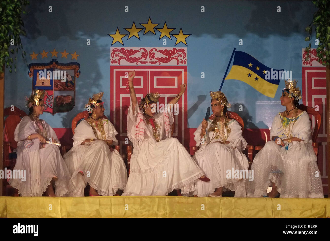 Panamaische Frauen tragen ein typisches Gala Pollera.Outfit während des Montanero Festivals, das Paraden, Musik und Tanz in den Straßen der Stadt Chitre in der Provinz Herrera, Republik Panama, umfasst Stockfoto