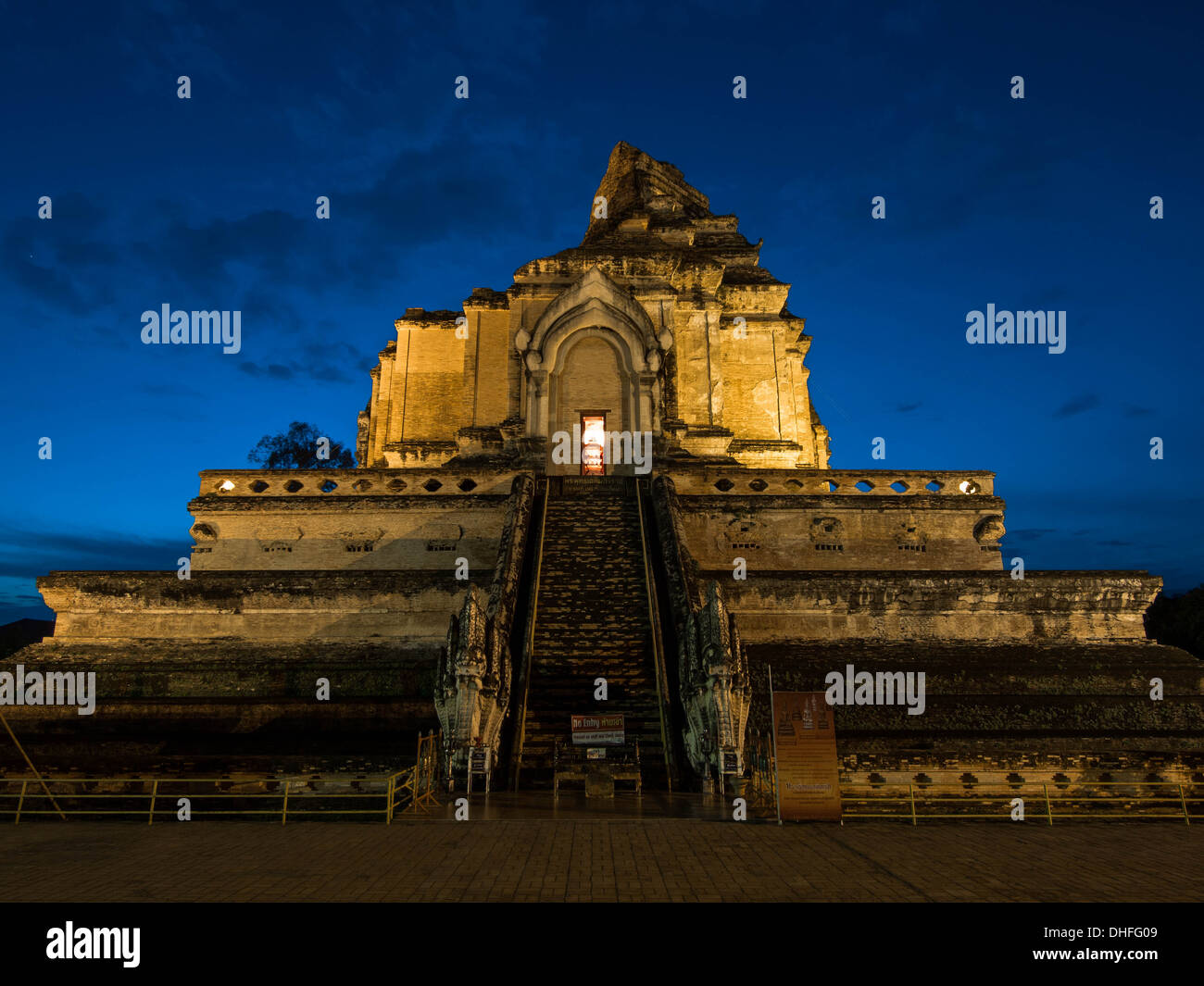 Die alten Wat Chedi Luang Stupa in der Abenddämmerung in Chiang Mai, Thailand. Stockfoto