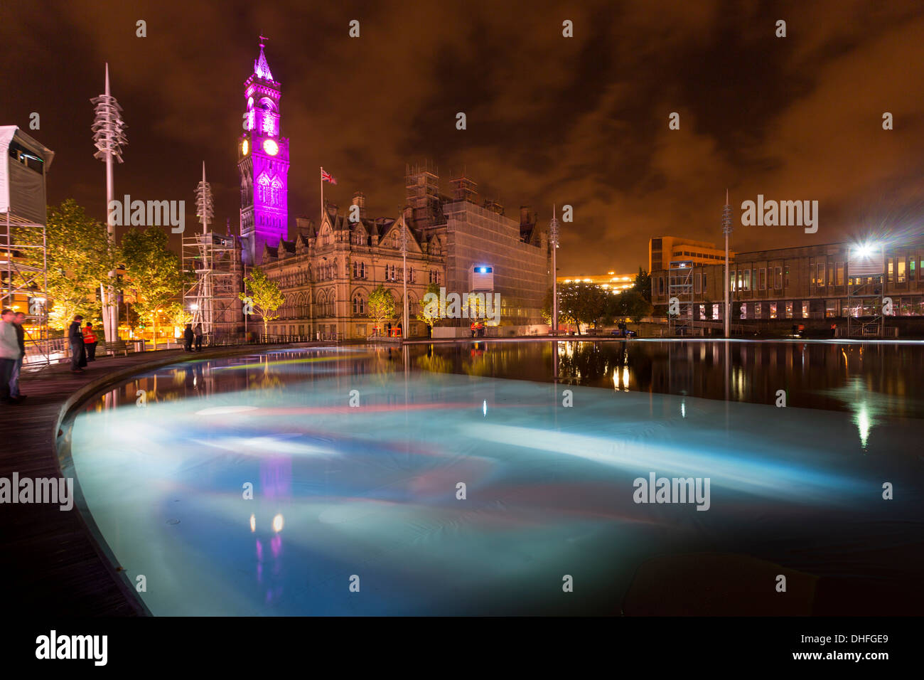 Eine gespiegelte Pool gedacht in Bradford City Park, von Shanaz Gulzar und Steve Manthorp, ein Kunstwerk der projizierten Bilder auf der w Stockfoto
