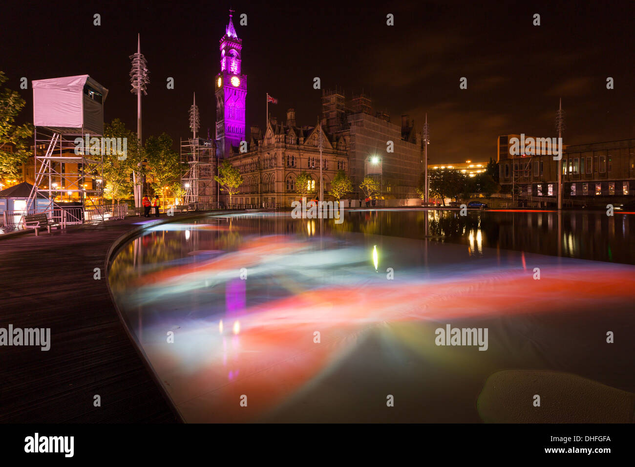 Eine gespiegelte Pool gedacht in Bradford City Park, von Shanaz Gulzar und Steve Manthorp, ein Kunstwerk der projizierten Bilder auf der w Stockfoto