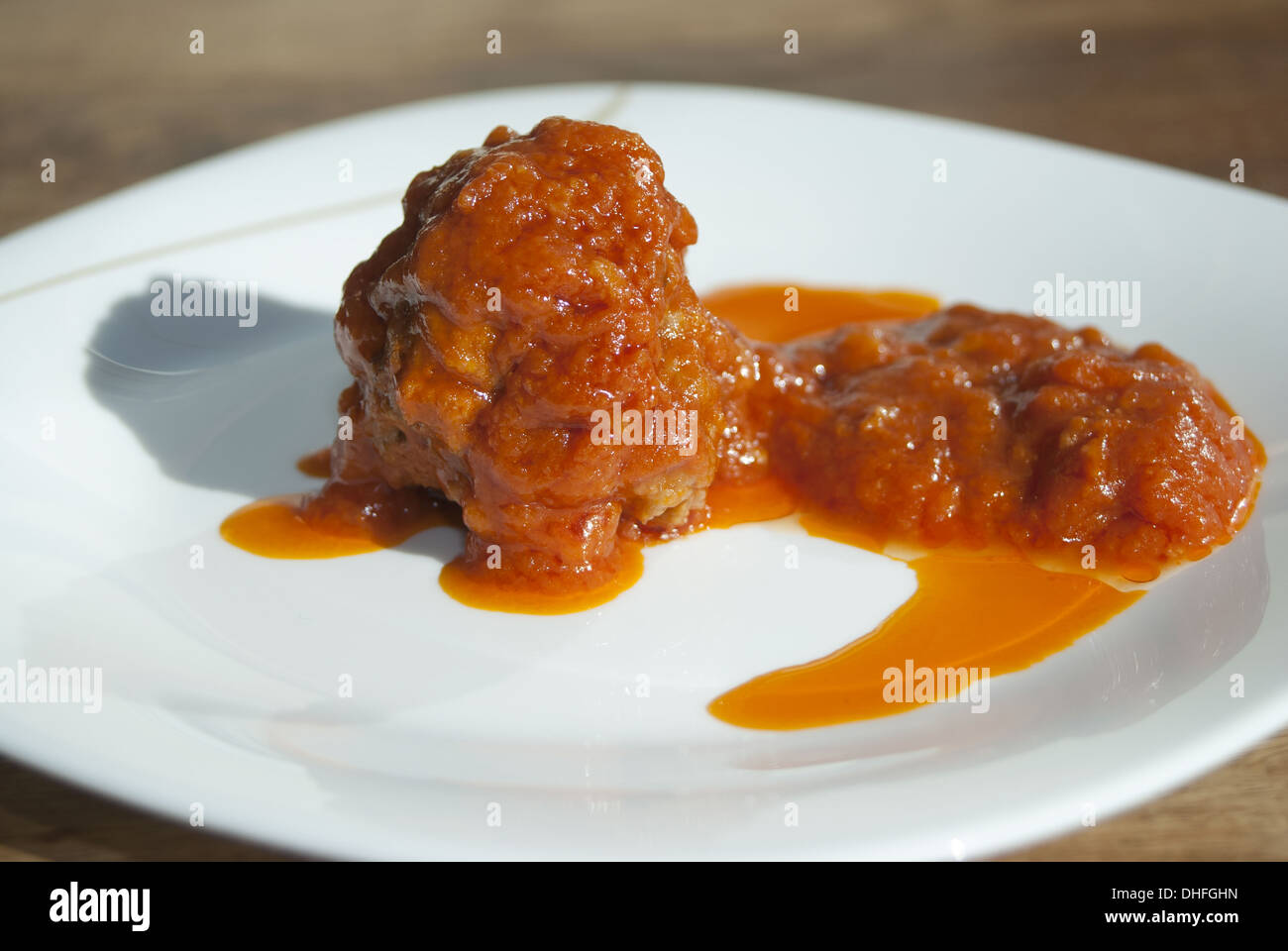 ein typisch italienisches Rezept: Hackfleisch mit Tomatensoße Frikadelle Stockfoto