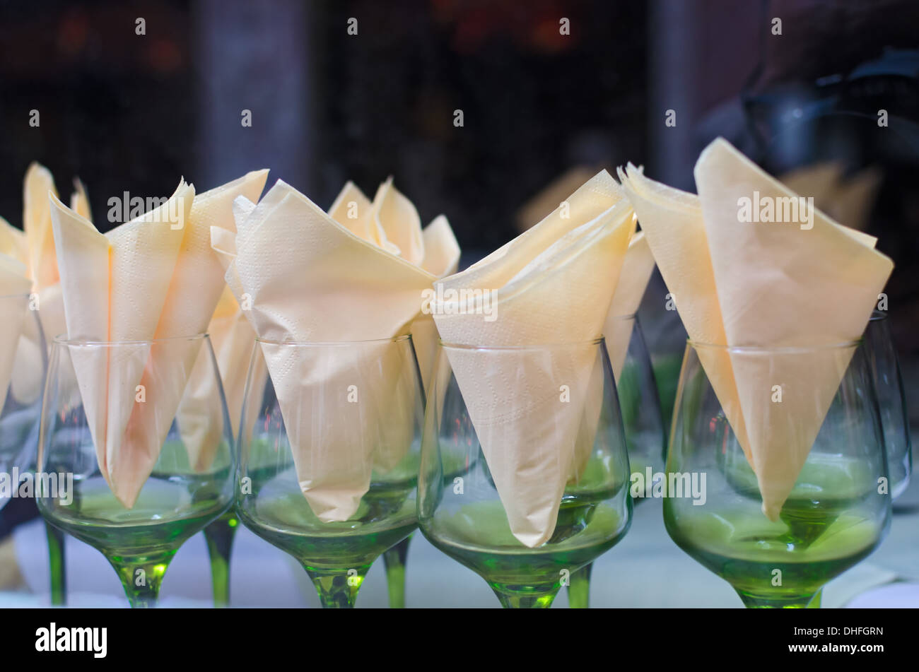 Papierservietten in die Gläser eines Restaurants Stockfoto