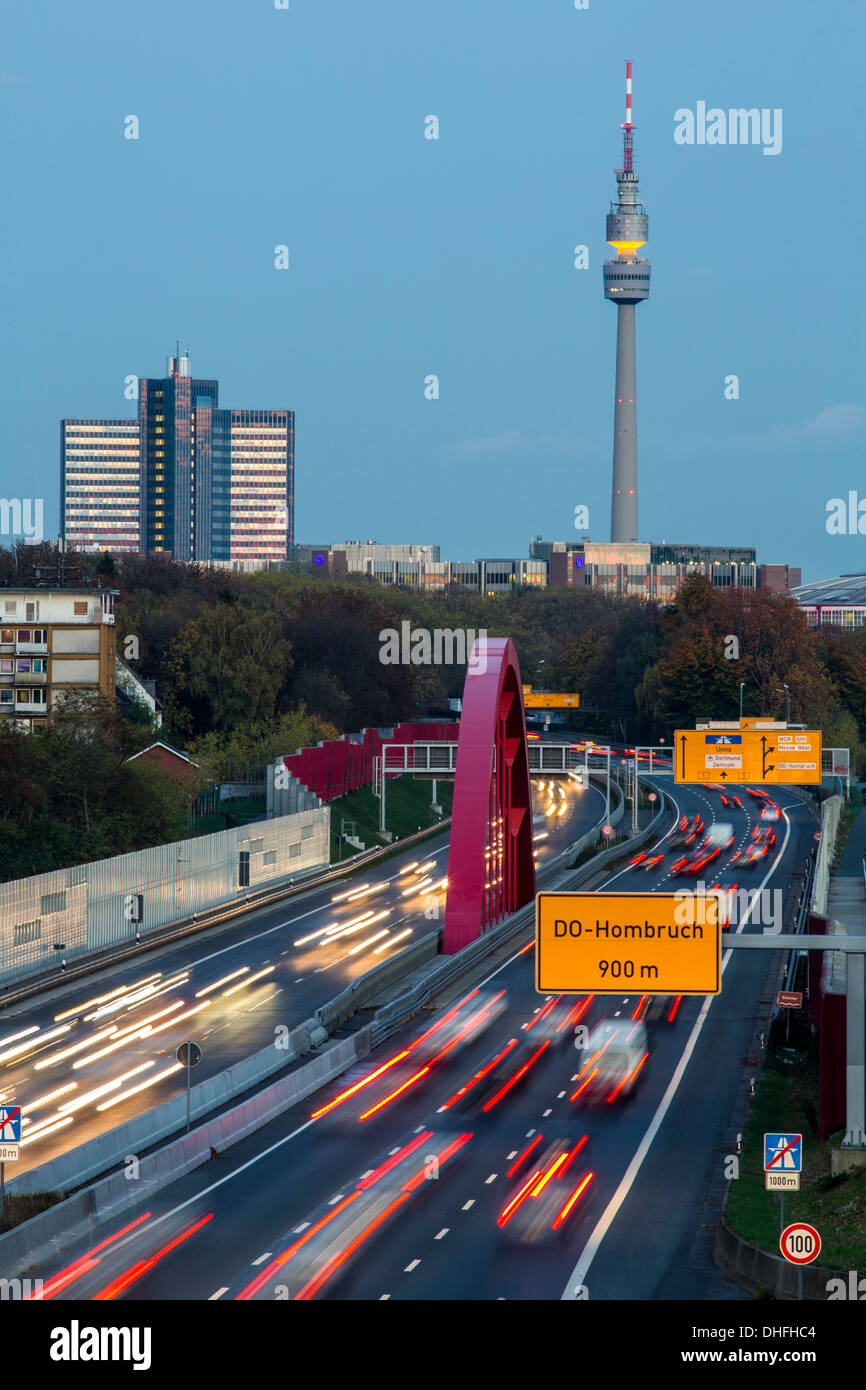Die Skyline der Stadt Dortmund, Deutschland. Autobahn, Autobahn A40, Fernsehturm "Florian Turm". Stockfoto