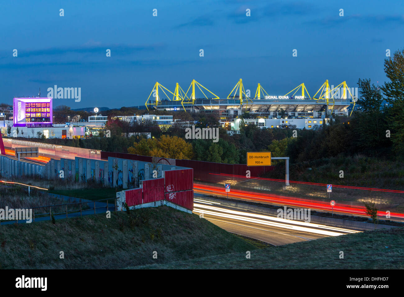 Die Skyline der Stadt Dortmund, Deutschland. Autobahn, Autobahn A40, Fußball-Stadion von Borussia Dortmund, BVB, Bundesliga. Stockfoto