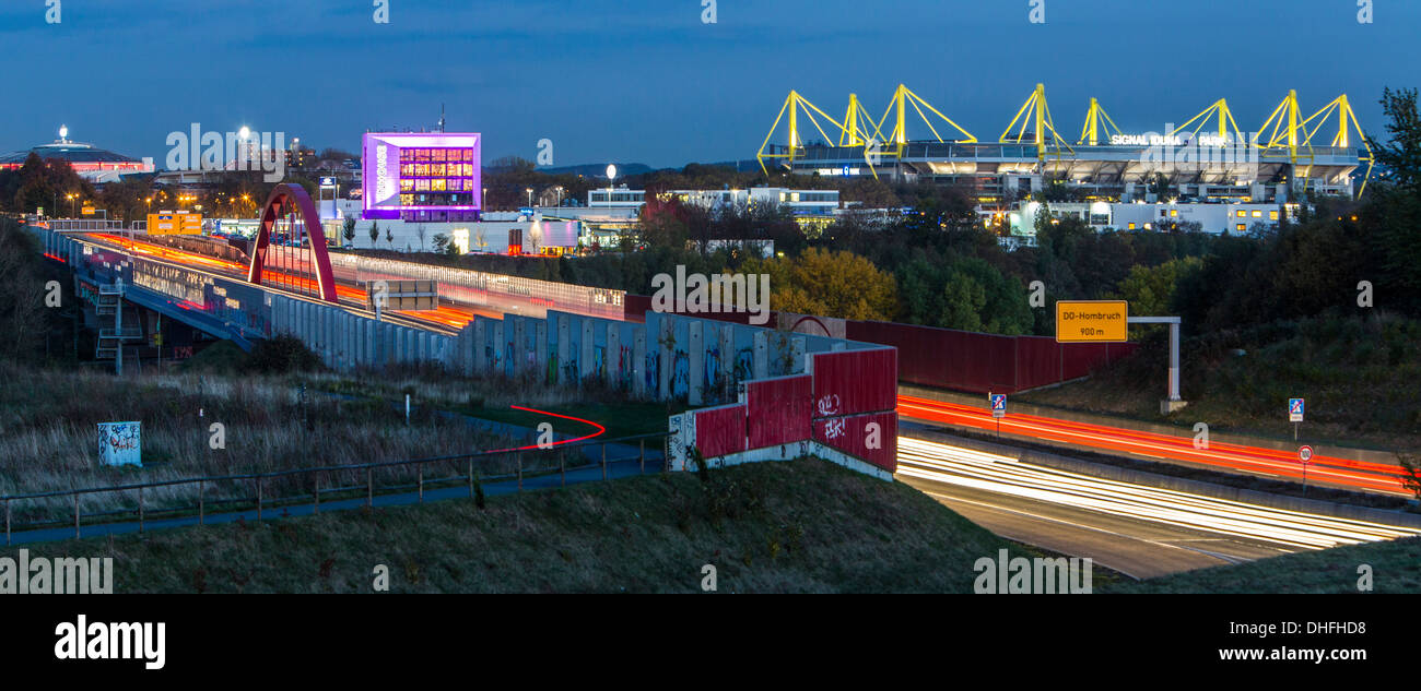 Die Skyline der Stadt Dortmund, Deutschland. Autobahn, Autobahn A40, Fußball-Stadion von Borussia Dortmund, BVB, Bundesliga. Stockfoto