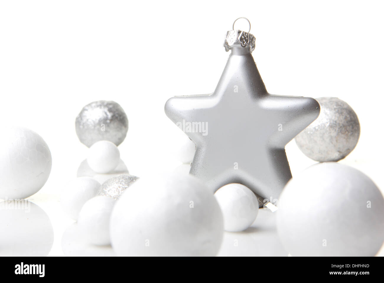 Weihnachten, Dekoration mit Weihnachten Christbaumkugel Silber und weiß und Weihnachtsstern Stockfoto