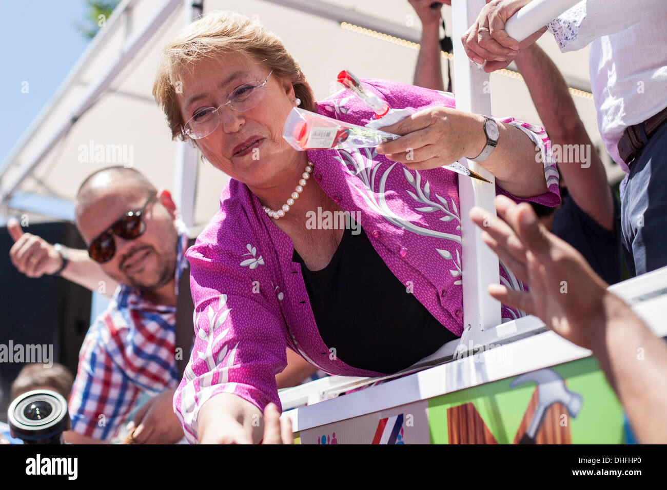 Santiago Del Chile, Chile. 5. November 2013. Kandidat für das Präsidentenamt von Chile, Michelle Bachelet, Besuche die Bezirken Colina y Lampa im Norden von Santiago wurden, dass sie erhalten, ist durch Hunderte von Fans. Chilenische Wahlen werden am 17. November 2013 stattfinden. Foto: David von Blohn/NurPhoto © David Von Blohn/NurPhoto/ZUMAPRESS.com/Alamy Live-Nachrichten Stockfoto