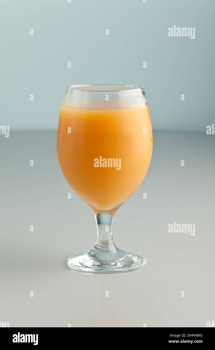 Ein Glas Fruchtsaft auf Tisch Stockfoto