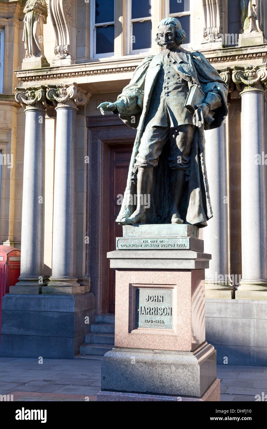 Statue von John Harrison vor der alten Post in City Square, Leeds, West Yorkshire Stockfoto