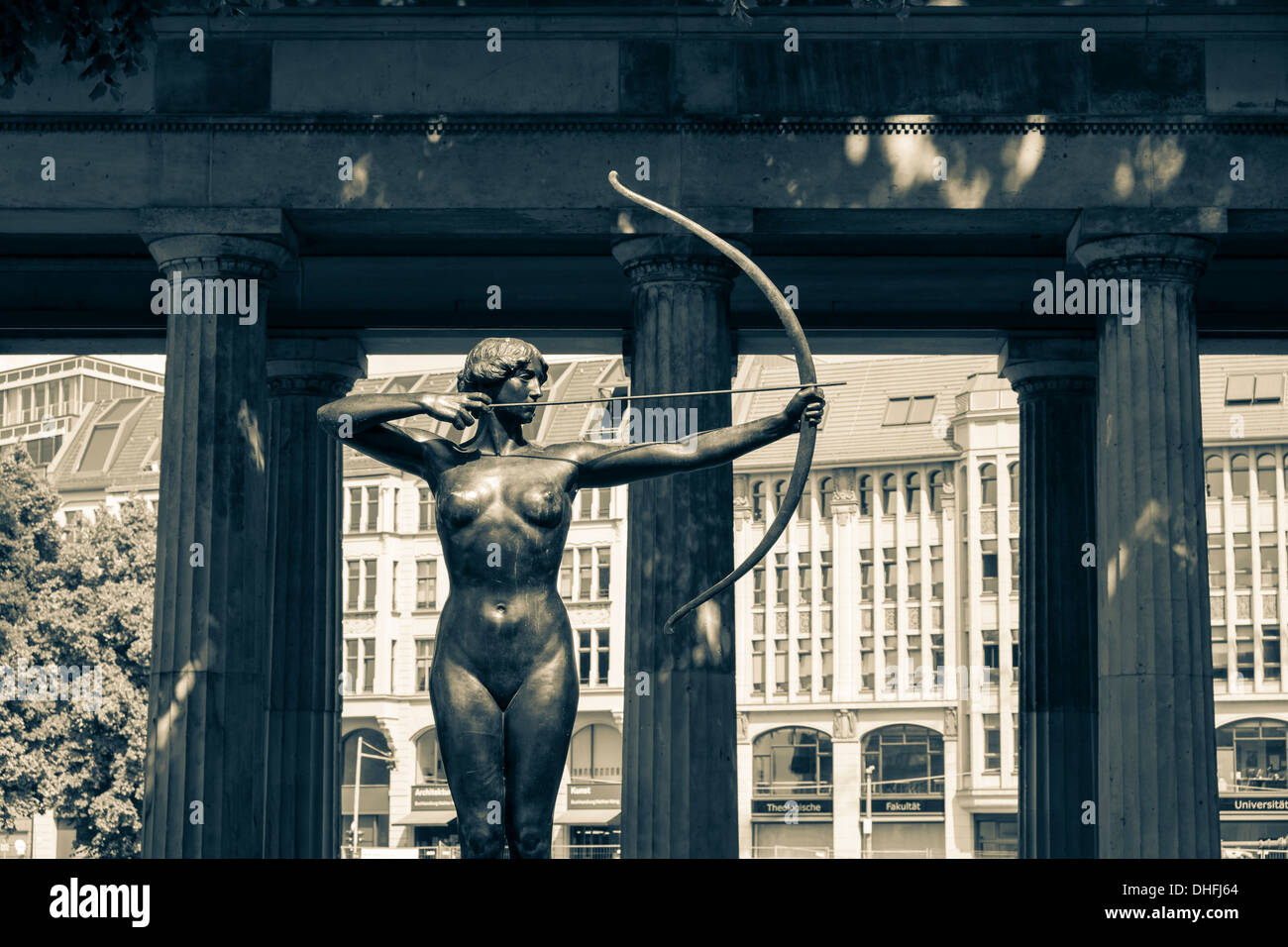 Skulptur neben alten Nationalgalerie auf der Museumsinsel in Berlin Deutschland Stockfoto