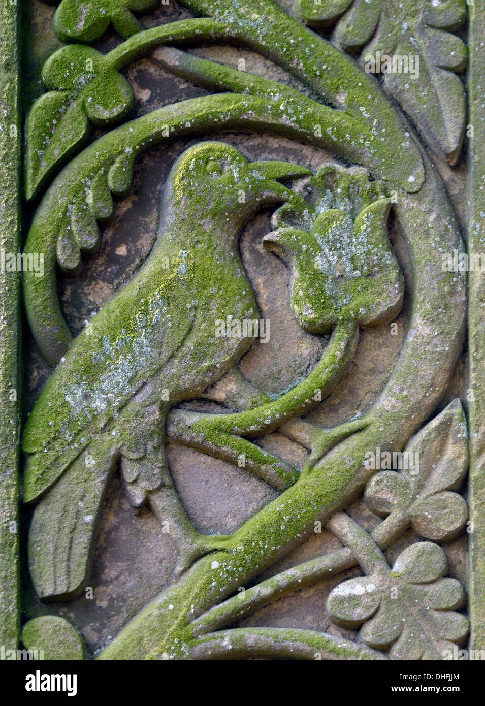 Detail der Kreuz, mythischer Vogel, Ost Seite der Kreuz. Kirche der Heiligen Maria. Wreay, Cumbria, England, Vereinigtes Königreich, Europa. Stockfoto