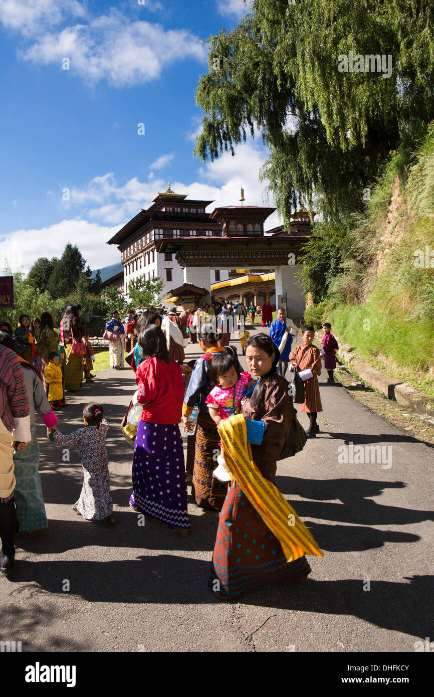 Bhutan, Thimpu Dzong, jährliche Tsechu Festivalbesucher nähert sich Dzong Festivalgelände Stockfoto