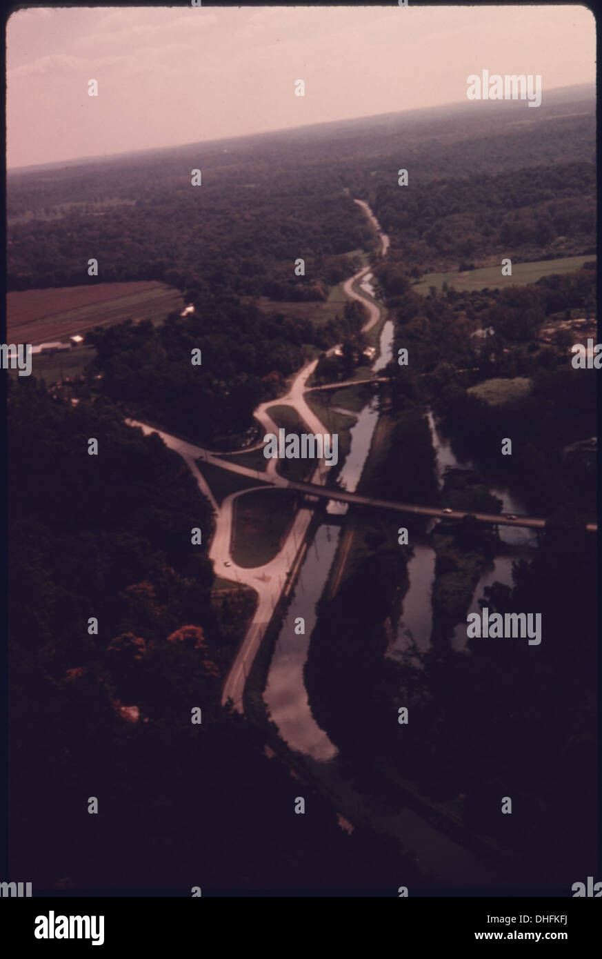 LUFTAUFNAHME VON DEN ALTEN OHIO-ERIE-KANAL, LINKS, UND RECHTS DER CUYAHOGA RIVER. DER FLUSS HAT EINE INDISCHER NAME BEDEUTUNG. 042 Stockfoto