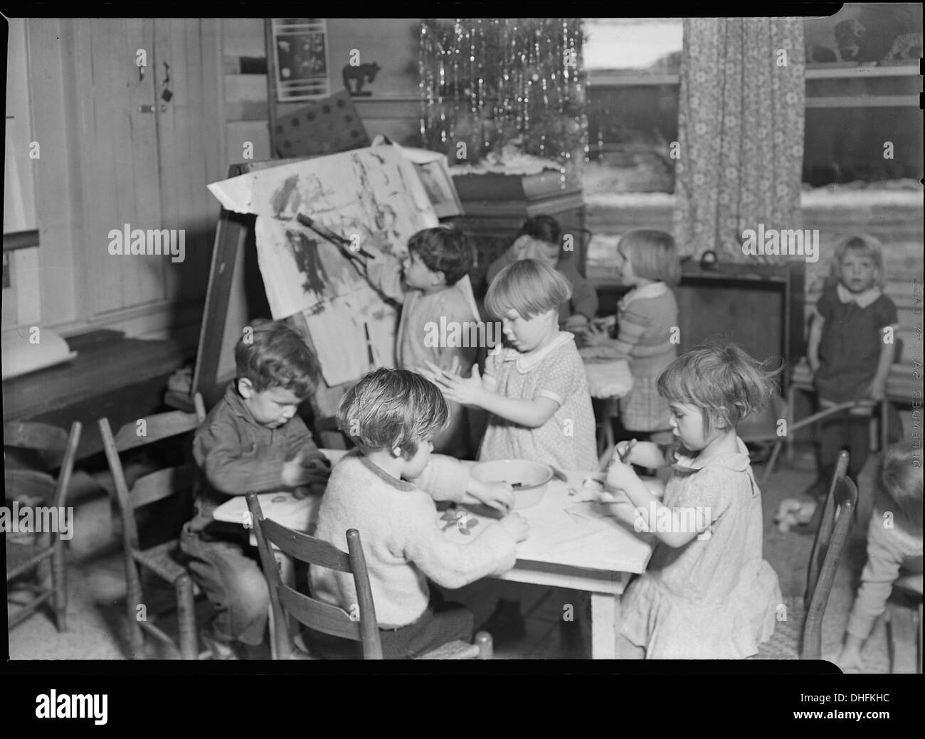 Kinder aus arbeitslosen Bergarbeiterfamilien in der Jere WPA-Gärtnerei in Scott's Run, West Virginia, zeigen die Bemühungen der Works Progress Administration (WPA), benachteiligte Gemeinden während der Großen Depression zu unterstützen. Stockfoto