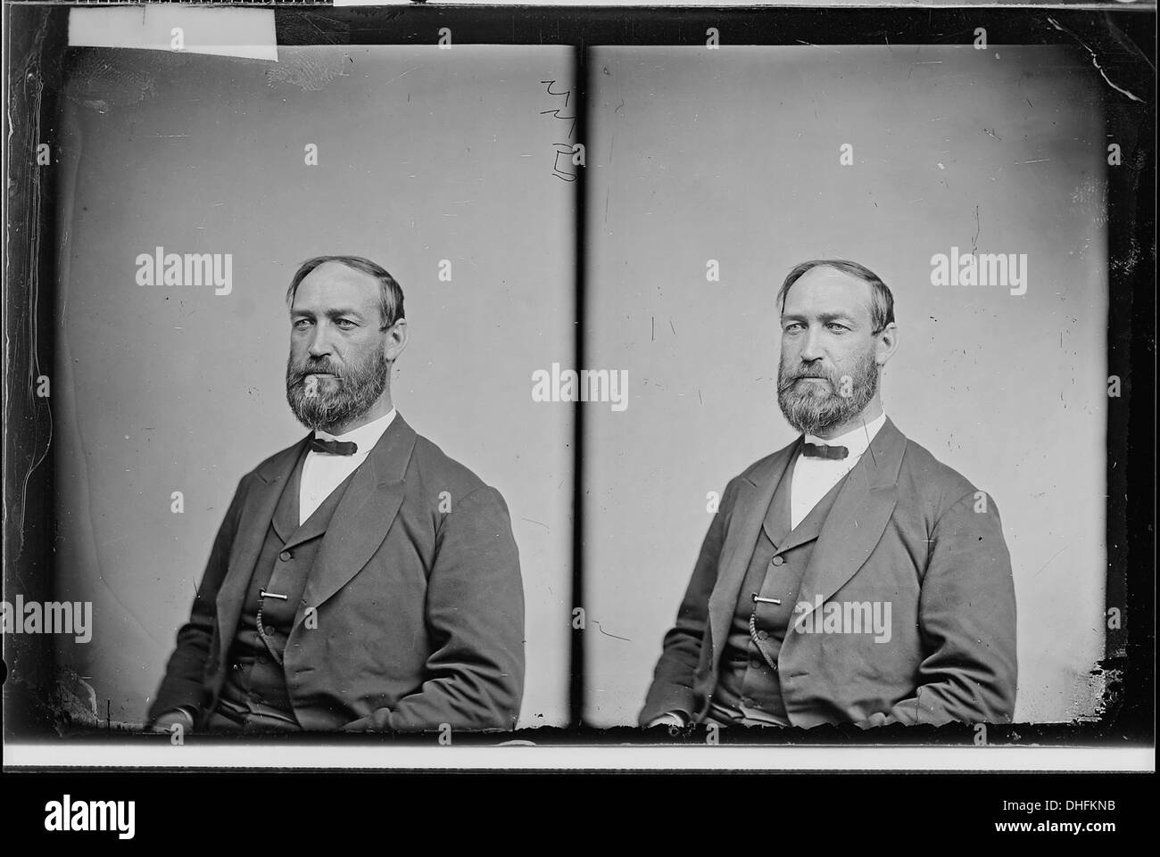 Dieses Bild zeigt einen herausragenden Mann, der als „Gentleman“ identifiziert wurde und eine formale oder traditionelle Kleidung zeigt, die für die Zeit typisch ist. Seine Präsentation auf dem Foto hebt die kulturelle Bedeutung von Männerkleidung und Etikette hervor. Stockfoto