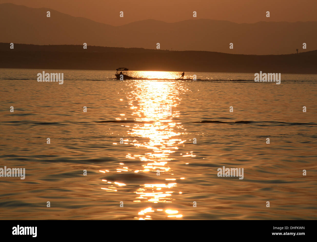 Wasserskifahrer im Sonnenuntergang Stockfoto