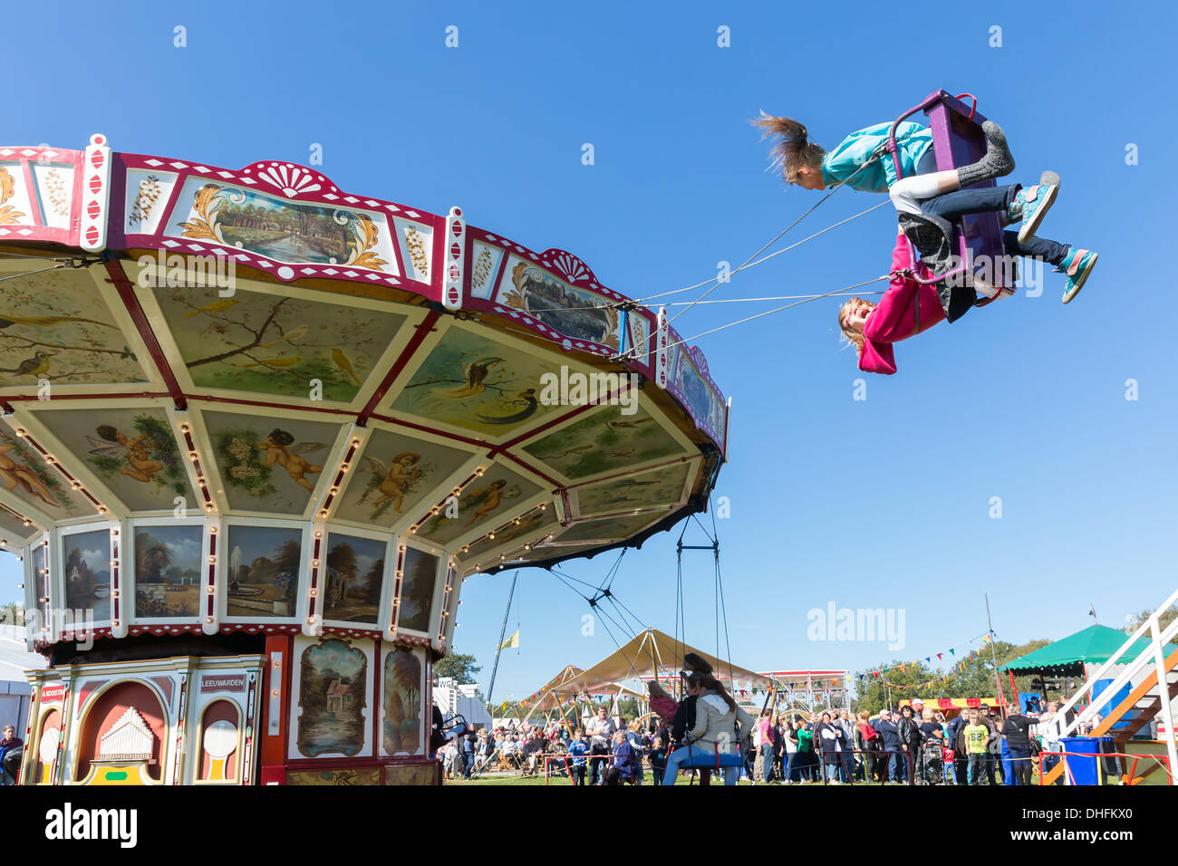 NIEUWEHORNE, Niederlande - 28. September: Messe mit unbekannten Kindern an einem hölzernen Karussell während des landwirtschaftlichen Festivals Flaeijel Stockfoto