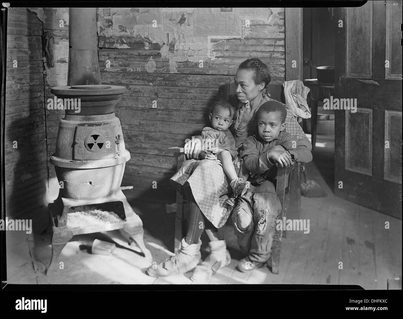 Dieses Foto zeigt die Familie Johnson in Scott's Run, West Virginia, mit dem Vater arbeitslos. Das Bild zeigt die Schwierigkeiten, denen Arbeiterfamilien während der Großen Depression gegenüberstanden. Stockfoto