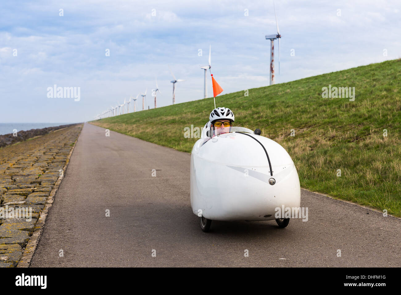 Velomobil Fahrrad entlang der niederländischen Küste Stockfoto