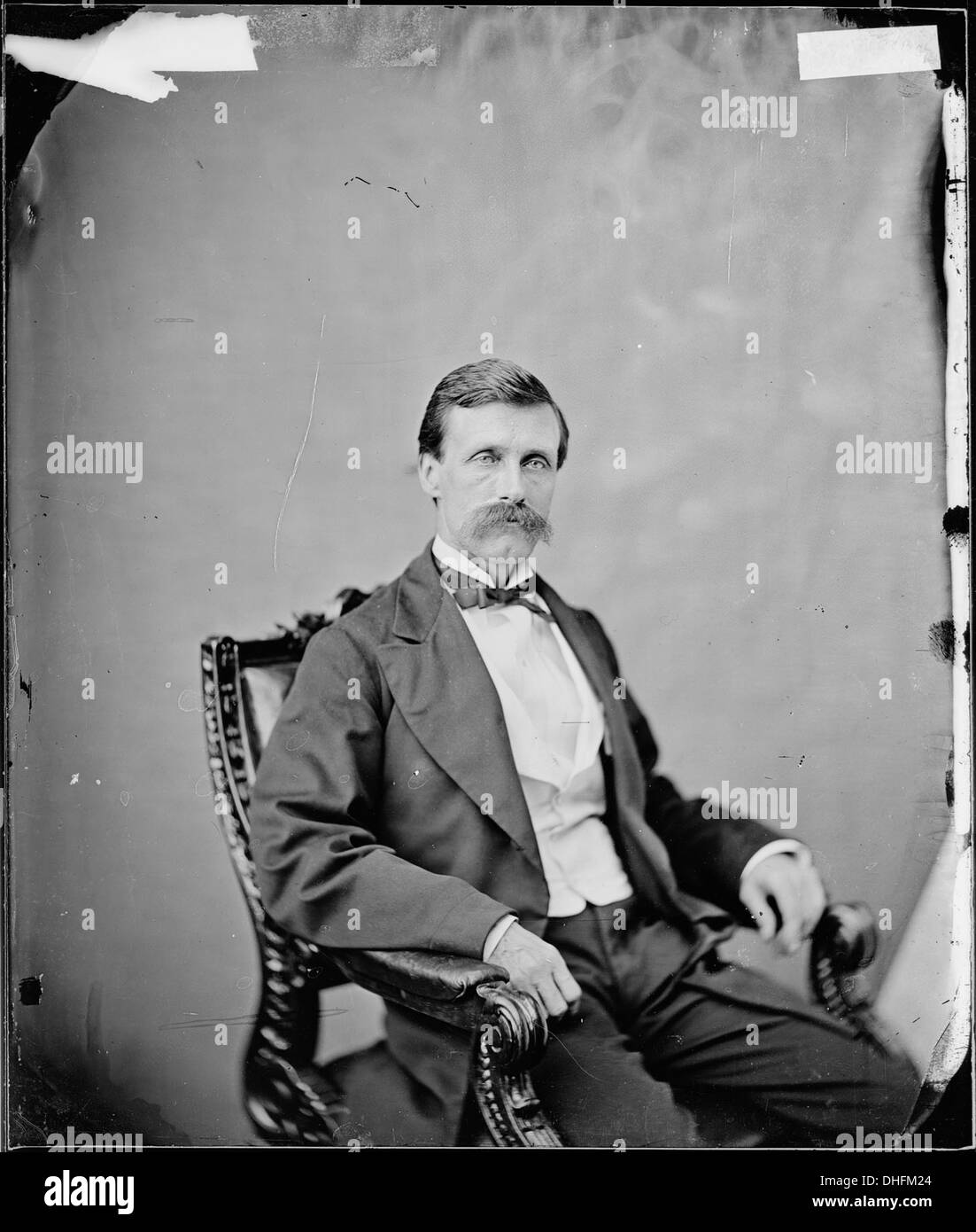 Ein Porträt eines angesehenen Gentlemans, das seine Kleidung, seinen Ausdruck und sein formales Verhalten in einer klassischen Darstellung von Gentlemanly Dekorum einfängt. Stockfoto