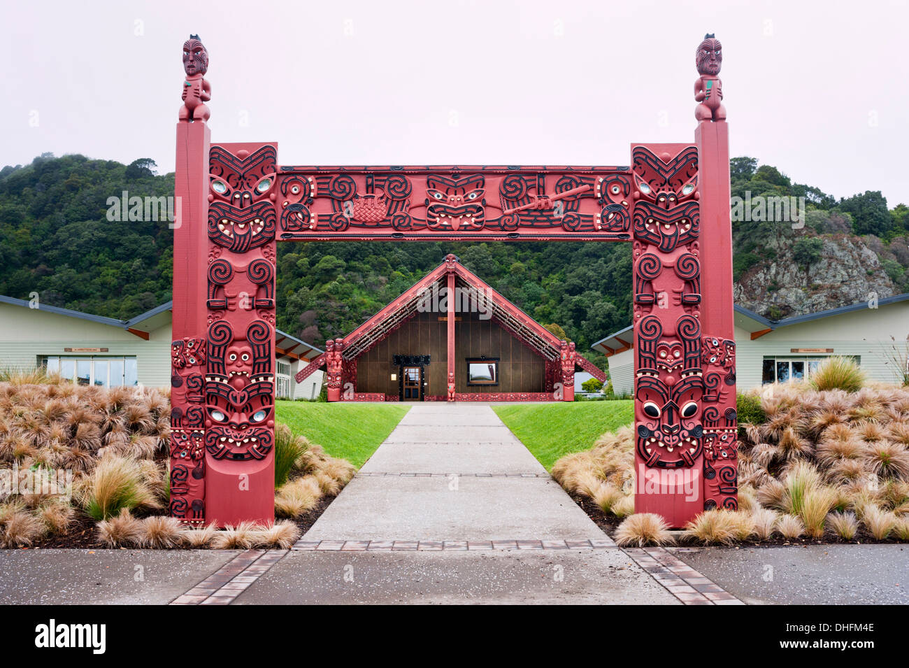 Whakatane, Neuseeland. Berühmten Maori Te Manuka Tutahi Marae geschnitzten hölzernen Haus der Begegnung im Jahre 1875 gebaut. Stockfoto