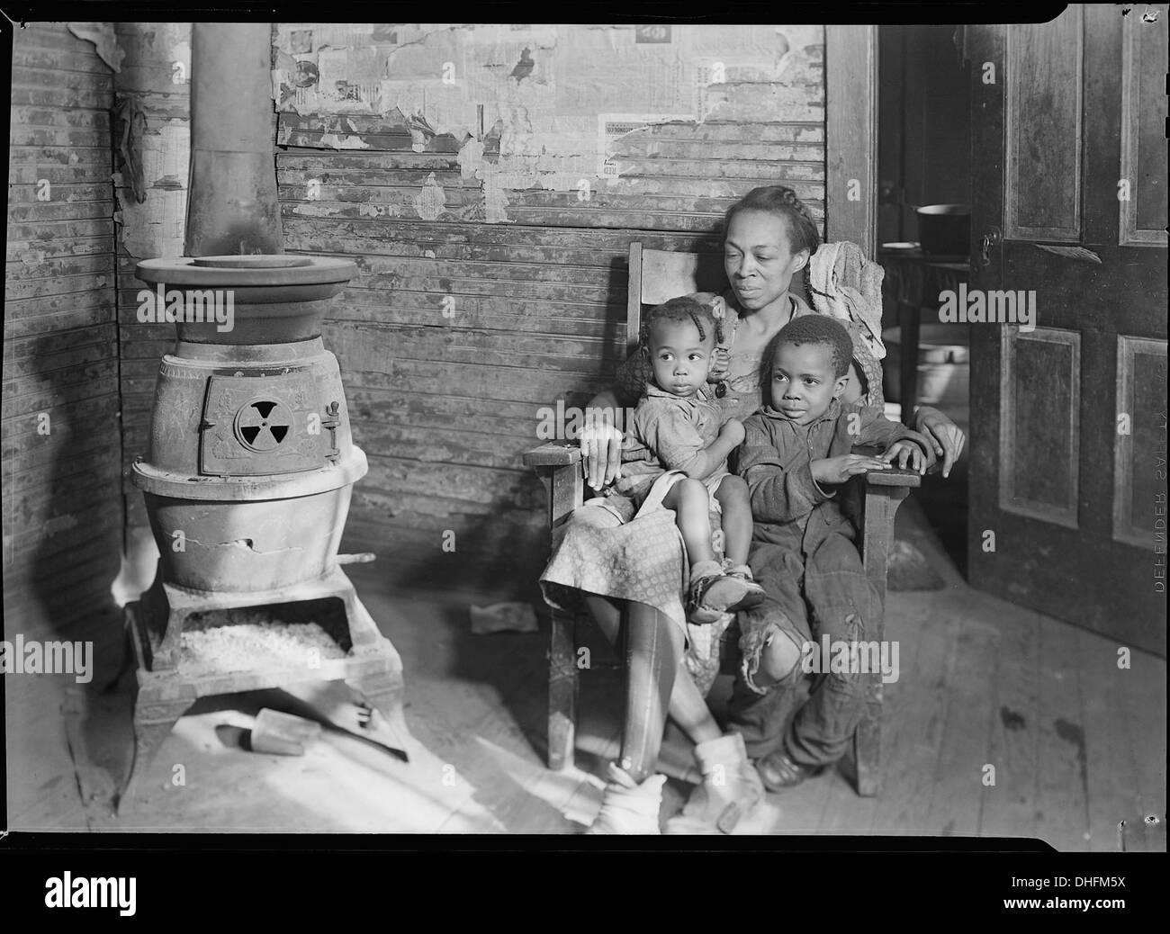 Dieses Foto zeigt die Familie Johnson aus Scott's Run, West Virginia, mit dem Vater arbeitslos. Das Bild spiegelt die Herausforderungen wider, denen Arbeiterfamilien im ländlichen West Virginia während der Großen Depression gegenüberstanden. Stockfoto
