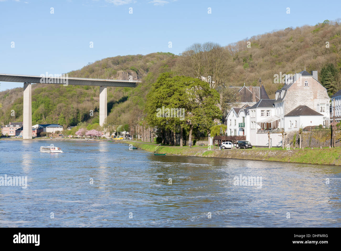 Maas in der Nähe von Dinant in Belgien, eine Autobahn kreuzt den Fluss Stockfoto