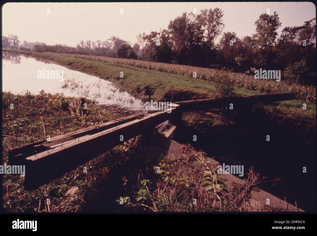 ELF MEILE LOCK FLANKIERT VON EINEM LEINPFAD UND KORNFELD AM VALLEY VIEW, OHIO, IN DER NÄHE VON CLEVELAND. DIE OHIO-ERIE-KANAL WAR. 015 Stockfoto