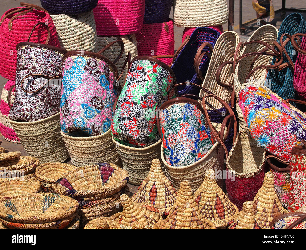 handgefertigte Taschen und Körbe auf dem freien Markt in Marrakesch, Marokko Stockfoto