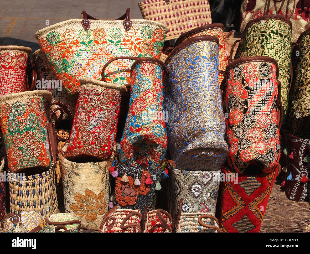 handgefertigte Taschen auf dem freien Markt in Marrakesch, Marokko Stockfoto