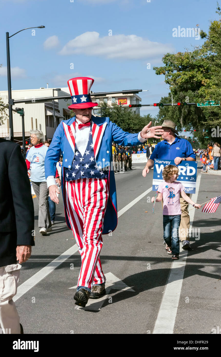 Uncle Sam mit Weste und Hut an der University of Florida 2013 Homecoming Parade marschieren. Gainesville, Florida, USA Stockfoto